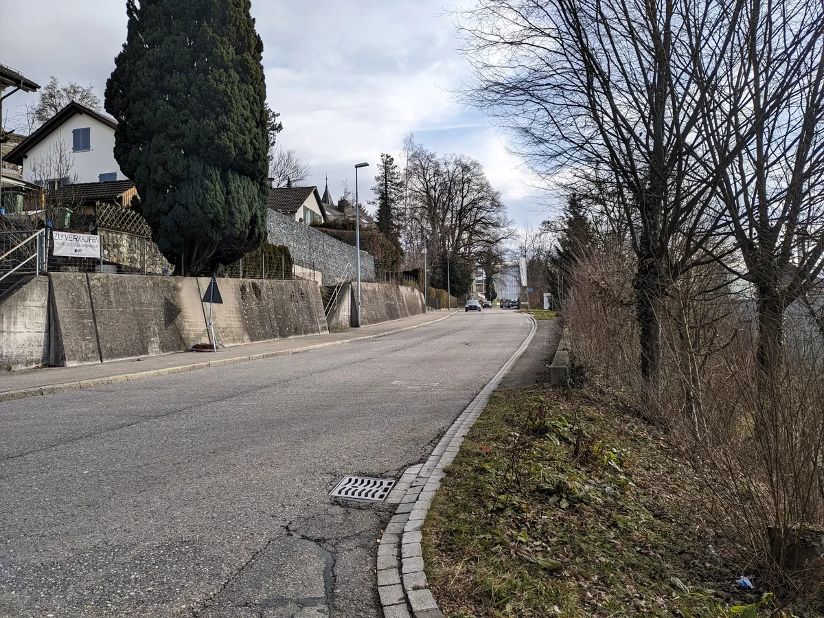 Bergaufwärts ist ein Velostreifen geplant. Man sieht die Usterstrasse in Wetzikon.